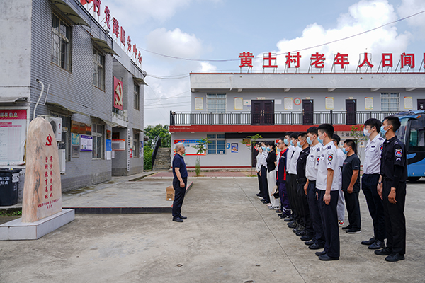 “助力鄉(xiāng)村振興，踐行艱苦奮斗” 將新員工黨性教育活動搬到對口幫扶村1.jpg